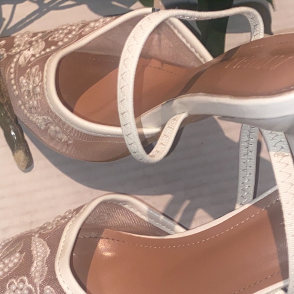 Chic Embroidered Floral Mules in Cream and Tan - Picture 3 of 9